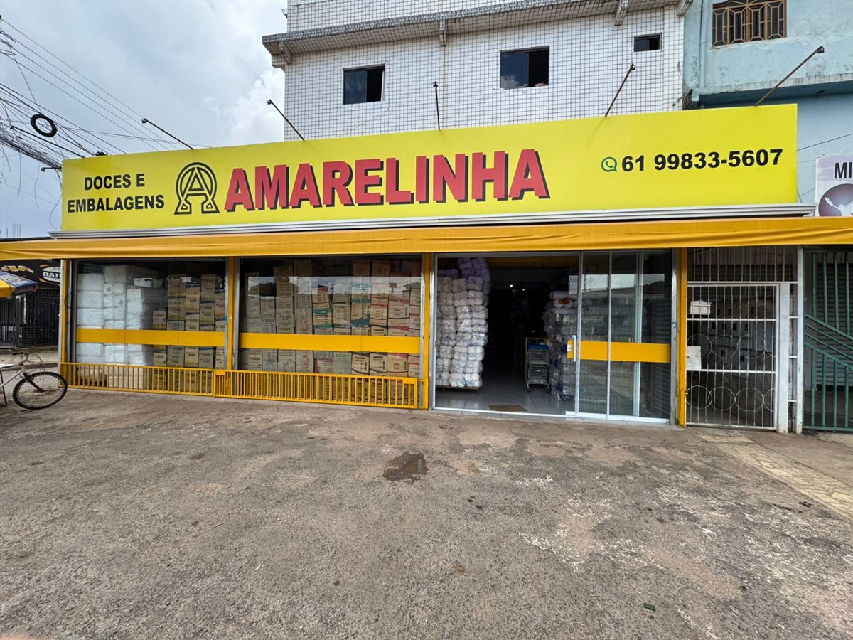 Interior da loja Amarelinha com prateleiras abastecidas