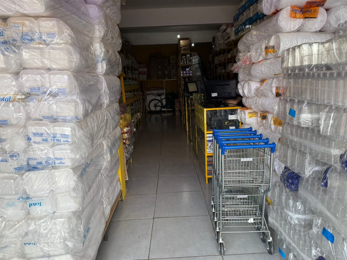 Gôndolas da loja Amarelinha com produtos variados